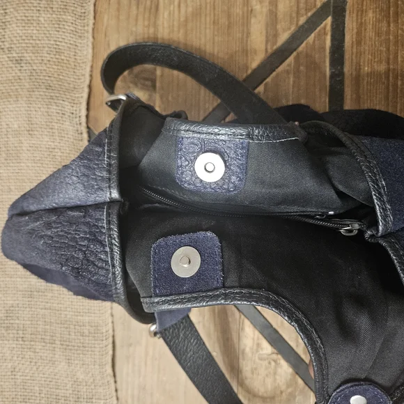 Vera Pelle Women's Navy Crocodile Leather and Suede Large Hobo Handbag - Picture 5 of 11